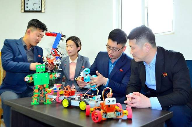 북한 대외선전매체 '내나라'는 경흥정보기술교류소가 유치원, 소학교, 초급중학교, 고급중학교용 지능형로봇을 개발해 교육 부문의 관심을 모으고 있다고 5월 17일 보도했다. ⓒ내나라 캡처