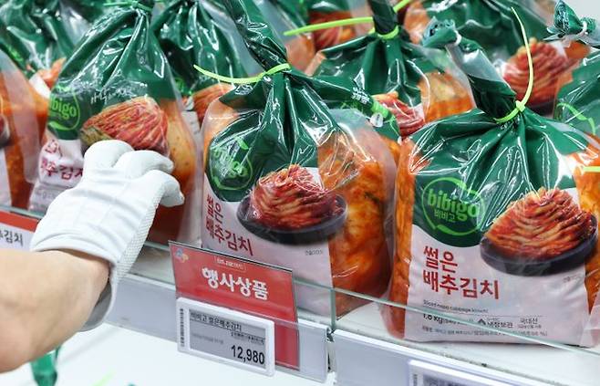 서울 시내 한 대형마트 김치 매대에서 직원이 배추김치를 살펴보고 있다.ⓒ뉴시스