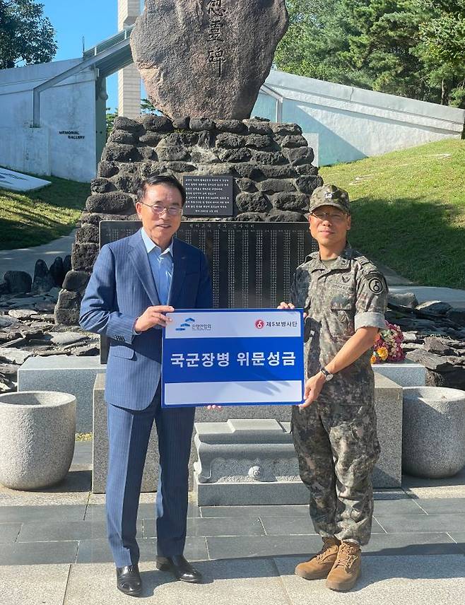 조용병 은행연합회 회장(왼쪽)이 11일 육군 제5보병사단에 방문해 위문금을 전달하고, 윤기중 소장과 기념촬영을 하고 있다.ⓒ은행연합회
