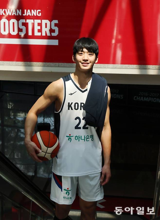 203cm의 키에 배우 못지않은 외모까지 갖춘 여준석에 대해 몇몇 사람들은 “신은 불공평하다”고 말한다. “신에게 더 바라는 게 있느냐”는 질문에 여준석은 “영어를 조금만 더 빨리 배울 수 있게 해주셨으면 시행착오를 줄일 수 있지 않았을까”라며 웃었다. 안양=장승윤 기자 tomato99@donga.com