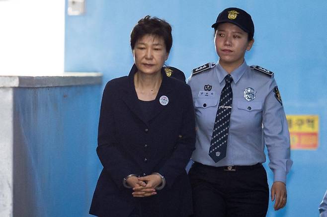 2017년 뇌물혐의 등으로 구속기소 된 박근혜 전 대통령이 재판 뒤 호송차로 이동하고 있다. 동아일보DB