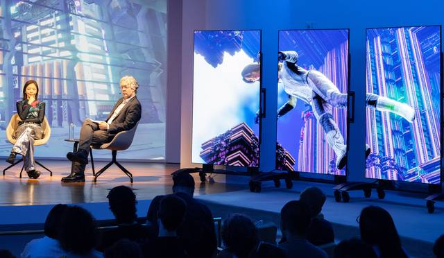 김아영(왼쪽) 작가와 냇 트로트먼 구겐하임 큐레이터가 최근 미국 뉴욕 구겐하임 미술관에서 열린 ‘존재의 부드러운 기하학(The Soft Geometry of Being)’ 작품 설명회에서 대담을 나누고 있다. LG전자 제공