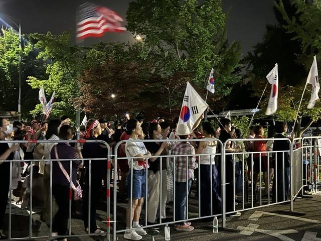 지난 10일 오전 경기도 의왕시 서울구치소 앞에 모인 윤석열 전 대통령 지지자들이 구속영장 발부 소식을 듣고 격앙된 모습을 보이고 있다. [연합뉴스]