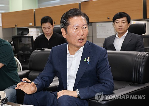 더불어민주당 당 대표 후보인 정청래 의원이 11일 전북특별자치도의회 기자간담회에서 발언하고 있다. [전주=연합뉴스]