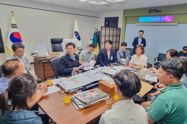 이상일 시장이 주민대표들과 만나 사실관계와 수정내요을 설명했다. 사진제공=용인특례시
