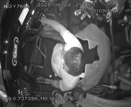 뇌출혈에도 한국인 관광객들의 목숨을 구하기 위해 혼신의 힘을 다한 중국인 버스기사.  [웨이보 캡처]