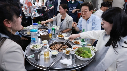 이재명 대통령이 11일 저녁 서울 광화문 인근 한식당에서 시민들과 식사하고 있다. 이 대통령은 식당을 찾기 전 SNS에 식사 계획을 알리며 “민생회복 소비쿠폰 정책이 내수 진작과 지역경제 활성화에 활력을 불어넣길 기대한다”고 밝혔다.  [연합뉴스]