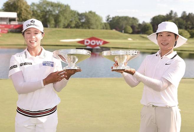 임진희(왼쪽)와 이소미가 2025년 6월 29일 미시간주 미들랜드 컨트리클럽에서 열린 2025 다우 챔피언십 최종 라운드 후 우승 트로피를 들고 포즈를 취하고 있다. / 사진 AFP연합