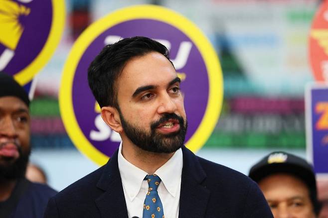 지난 2일(현지시간) 미국 뉴욕에서 민주당 뉴욕 시장 후보로 확정된 조란 콰메 맘다니가 기자회견을 하고 있다.AFP연합뉴스