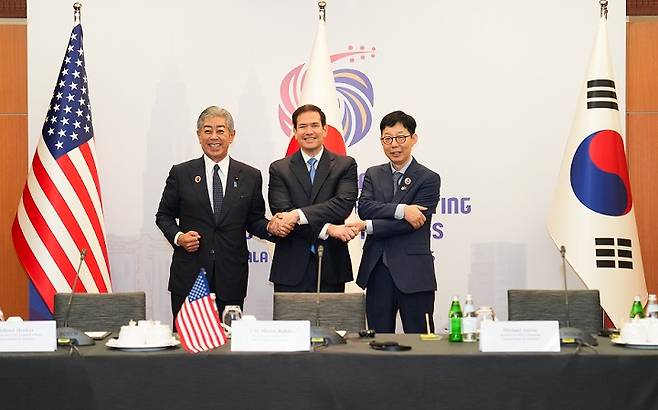한미일 3국은 말레이시아 쿠알라룸푸르에서 11일 오전 외교장관회의을 개최했다. 사진은 회의에 앞서 악수하는 박윤주 외교부 제1차관(오른쪽)과 마르코 루비오 미국 국무장관(가운데), 이와야 다케시 일본 외무대신의 모습.(사진=외교부 제공)