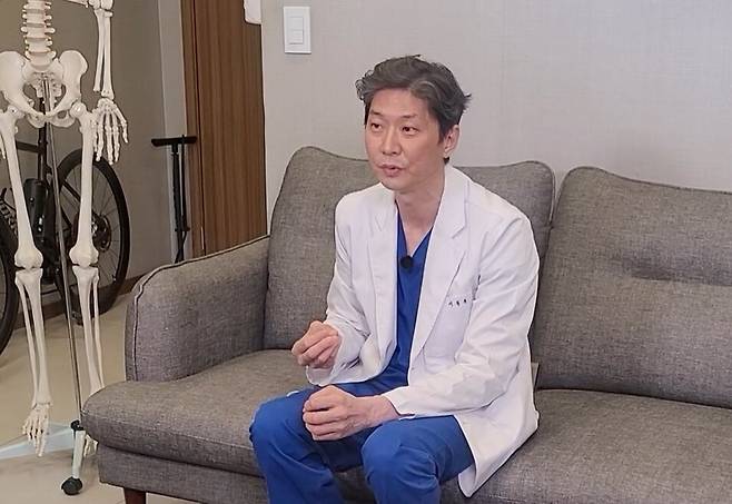 ‘이동훈연세정형외과’ 이동훈 원장이 지난달 16일 경기 성남시에 있는 의원에서 골연장술에 대해 설명하고 있다. 이 원장은 골연장술이 “작은 신장 탓에 인간관계는 물론 직장, 연애에서 수많은 좌절을 실제로 겪은 이들에게 절실한 선택이 될 수 있다”면서도 “쌍꺼풀 수술과 같은 성형수술과 같이 단순한 미용 목적으로 덜컥해버리기에는 너무 위험한 수술”이라고 말했다. “정말 잘 알아보고 신중히 결정하셔야 한다”는 조언도 덧붙이며 인터뷰를 마쳤다. 이동훈연세정형외과 제공