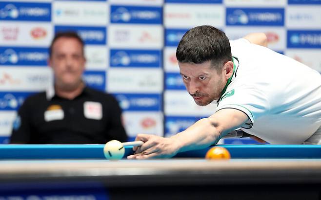 무라트 나지 초클루가 지난달 열린 2025~2026 프로당구 시즌 개막전 우리금융캐피탈 챔피언십 결승전에서 공을 겨냥하고 있다. PBA 제공