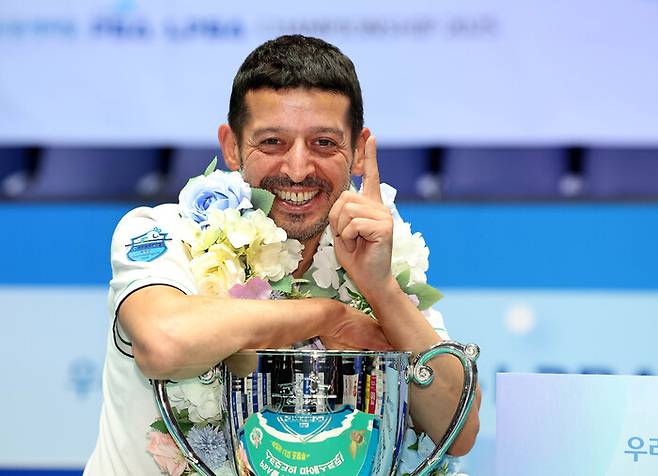무라트 나지 초클루가 지난달 열린 2025~2026 프로당구 시즌 개막전 우리금융캐피탈 챔피언십에서 우승한 뒤 활짝 웃고 있다. PBA 제공