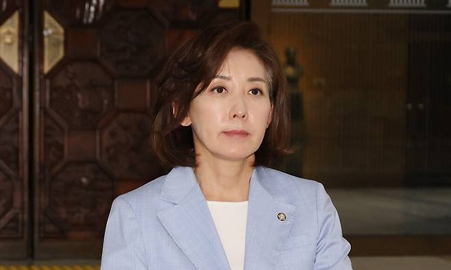 국민의힘 나경원이 지난달 27일 국회 로텐더홀에서 김민석 국무총리 후보자의 지명 철회, 법제사법위원장 반환을 촉구하며 농성을 하고 있다. 연합뉴스