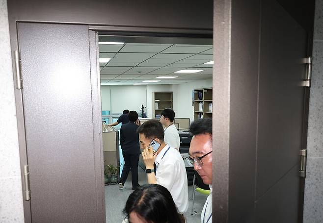 채상병 순직사건 수사 외압 의혹을 수사하는 이명현 특별검사팀이 11일 서울 여의도 국회 의원회관 내 국민의힘 임종득 의원실을 압수수색하고 있는 가운데 임 의원실이 분주한 모습을 보이고 있다. 연합뉴스