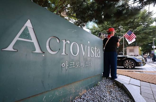 채상병 사건 수사방해 의혹을 수사하는 이명현 순직해병 특검팀이 11일 수사외압 의혹의 \'\'정점\'\'으로 지목된 윤석열 전 대통령에 대한 압수수색에 나섰다. 사진은 이날 서울 서초구 윤 전 대통령 사저 앞. 연합뉴스