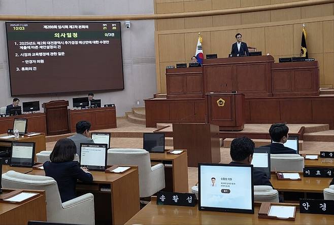 11일 오전 열린 대전시의회 임시회 본회의에서 조원휘 의장이 전날 강제추행 혐의로 징역형을 선고받은 송활섭을 징계 회부하고 있다. 이날 회의에 송 의원은 출석하지 않았다. 최예린 기자