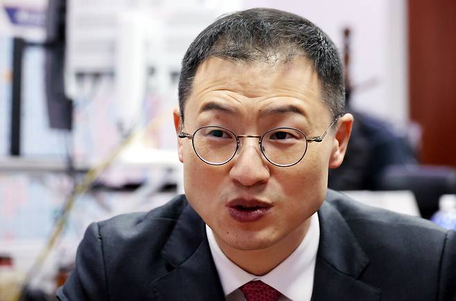 김상욱 더불어민주당 의원이 지난 3월17일 오후 국회 의원회관에서 한겨레와 인터뷰를 하고 있다. 김경호 선임기자 jijae@hani.co.kr