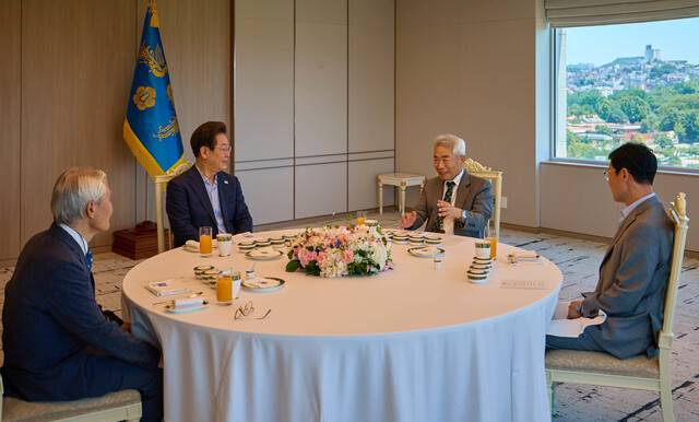 이재명 대통령이 11일 서울 용산 대통령실에서 정규재 전 한국경제 주필(왼쪽 세번째)과 조갑제 조갑제닷컴 대표(맨 왼쪽)와 오찬회동을 하고 있다. 대통령실 제공