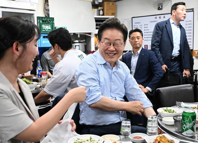 이재명 대통령이 11일 서울 광화문 인근 한식당에서 시민들과 식사하고 있다. ‘민생회복 소비쿠폰’ 지급을 앞두고 내수 경기 활성화를 위해 진행한 행사로 ‘대통령과 외식합니다’ 제목 아래 ‘골목경제 살리는 한 끼!’라는 부제가 붙었다. 연합뉴스