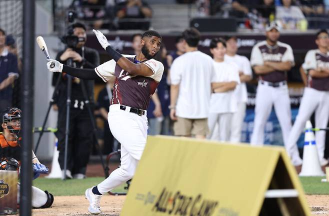 홈런 더비에 참가해 공을 때리고 있는 르윈 디아즈(삼성 라이온즈). 삼성 라이온즈 제공