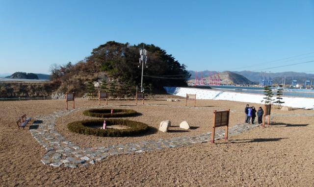 부산 가덕도 선사유적지 홍보 공원. 한국문물연구원