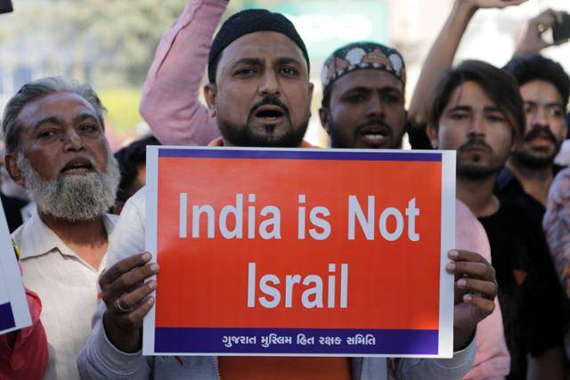 무슬림을 탄압하는 내용의 시민권 수정법에 반대하는 시위대가 2019년 12월 15일 인도 구자라트주 아마다바드에서 집회를 하고 있다. 아마다바드=AP 연합뉴스
