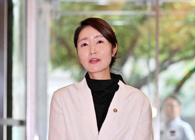 강선우 여성가족부 장관 후보자가 지난달 26일 서울 종로구 이마빌딩에 마련된 인사청문회 사무실로 출근하며 소감을 밝히고 있다. 홍인기 기자