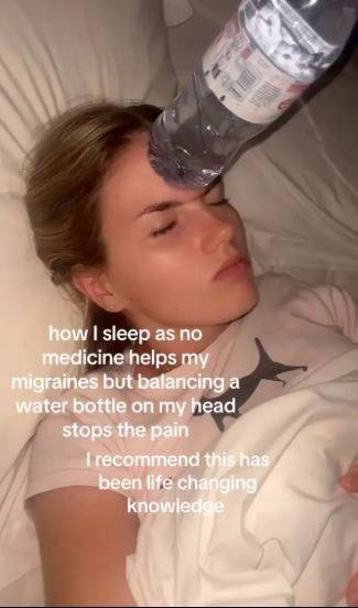 한 여성이 물병을 이용한 자신만의 편두통 완화법을 공개해 화제를 모았는데, 전문가들 역시 실제 효과가 있다고 말한다./사진=틱톡 toeatilly 캡처