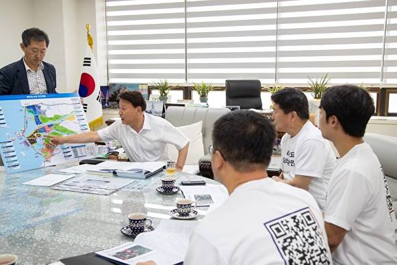 강임준 시장이 국정기획위원회 관계자들에게 지역 현안사업을 설명하고 있다. [사진=군산시 ]