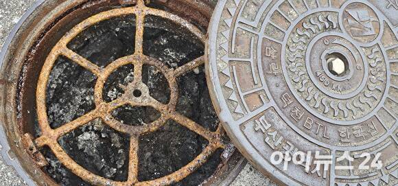 부산 북구 한 중학교 인근에 위치한 맨홀에 해당 학교에서 배출된 변이 보이고 있다. [사진=임승제 기자]