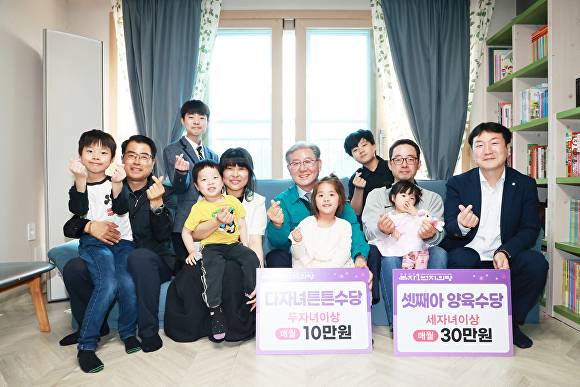 지난 4월 16일 오태완 경남 의령군수가 대의면 8인 가구를 방문해 축하하고 기념촬영을 하고 있다. [경남 의령군] ]