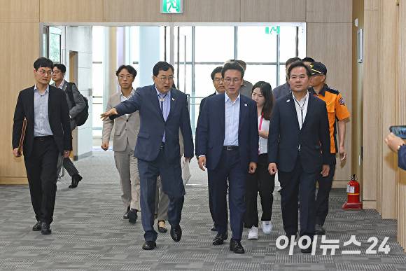 11일 김민석 국무총리와 주낙영 경주시장이 HICO 내부를 함께 이동하며 정상회의 주요 시설에 대해 점검하고 있다. [사진=경주시청]