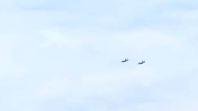 지난해 한미일 연합 공중훈련 장면. 각국 전투기가 공중 편대를 이뤄 작전 임무를 수행하고 있다. (SBS 캡처)