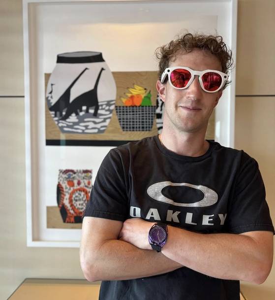 메타 CEO 마크 저커버그가 지난달 최신 스마트 안경을 직접 착용한 모습. [사진 저커버그 인스타그램 캡처]