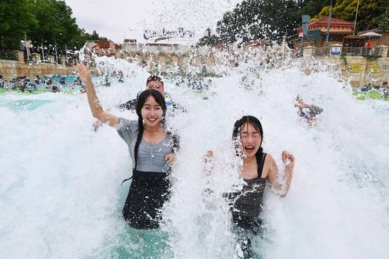 캐리비안 베이는 8월 24일까지 야외 파도풀에서 ‘워터 뮤직 풀파티’를 연다. 최대 2.4m 높이의 인공 파도를 맞으며 공연을 즐길 수 있다. 김종호 기자