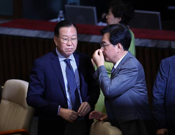 국민의힘 송언석 비상대책위원장 겸 원내대표(오른쪽)가 10일 열린 국회 본회의에 참석해 권영세 의원과 대화하고 있다. [연합뉴스]
