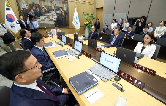 이창용 한국은행 총재가 10일 오전 서울 중구 한국은행에서 열린 금융통화위원회를 주재하고 있다. 사진공동취재단
