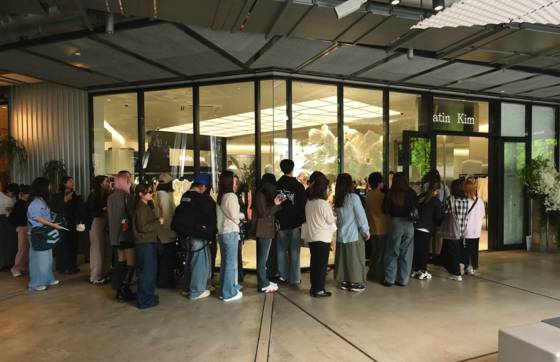 지난 4월 오픈한 마뗑킴 일본 시부야점에 오픈런 대기 줄이 발생한 모습. 하고하우스