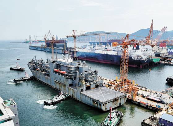 한화오션이 MRO 사업을 위해 수주한 미국 해군 군수지원함 '월리 쉬라'호가 창정비 수행을 위해 지난해 9월 2일 오후 경남 거제시 한화오션 거제사업장에 입항한 모습. 한화오션