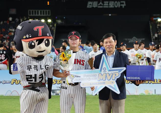 프로야구 퓨처스 올스타전 MVP를 수상한 LG 손용준(가운데). [뉴스1]