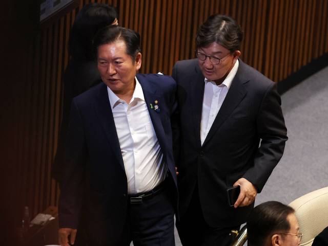 ▲ 더불어민주당 당 대표 선거에 출마한 정청래(사진 왼쪽) 의원과 국민의힘 권성동(강릉) 의원이 10일 국회에서 열린 본회의에 참석해 이동하고 있다.  연합뉴스