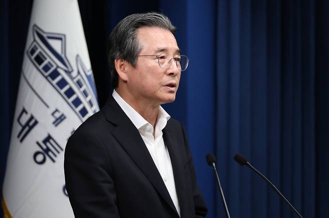 ▲ 김용범 정책실장이 10일 용산 대통령실 기자회견장에서 RE100 산업단지 관련 브리핑을 하고 있는 모습 [연합뉴스]&nbsp;