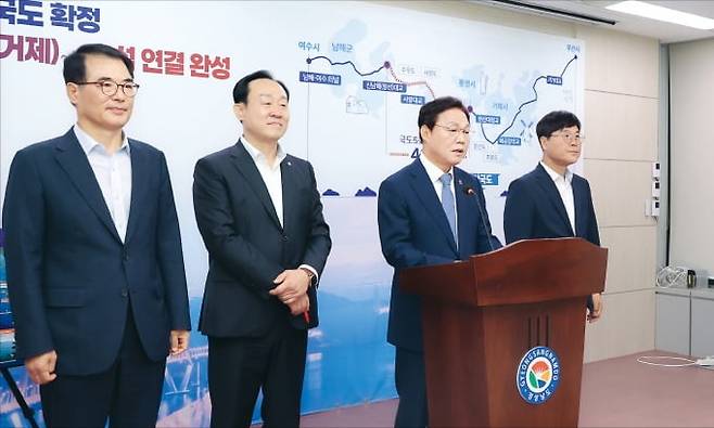 박완수 경남지사(왼쪽 세 번째)가 10일 기자회견을 열어 국도 5호선 통영~남해 43㎞ 연장 사업을 설명하고 있다. 왼쪽부터 장충남 남해군수, 천영기 통영시장, 박 지사, 변광용 거제시장.  /경상남도 제공