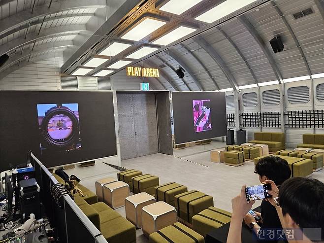 10일 서울 성동구에 위치한 '펍지 성수' 3층 로비가 배틀그라운드 게임 시작을 알리는 비행기 내부 수송선처럼 꾸며져 있다. 사진= 박수빈 기자