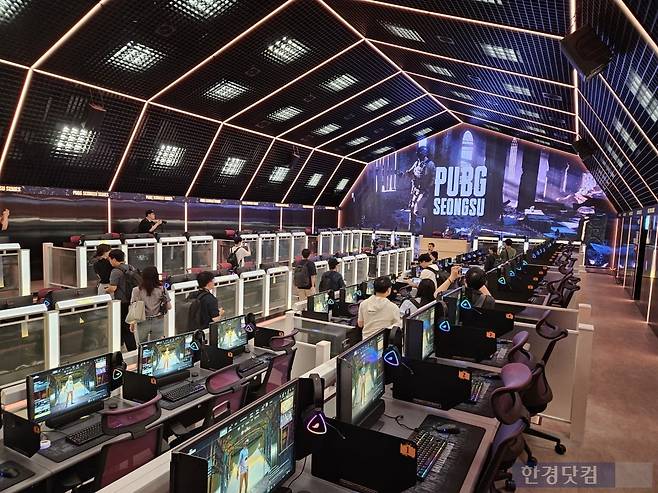 10일 서울 성동구에 위치한 '펍지 성수' 3층 '플레이 아레나'에서 소규모 e스포츠 대회를 열 수 있을 정도로 PC들이 준비되어 있다. 사진= 박수빈 기자