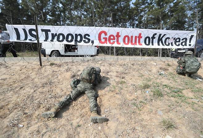 2023년 포항 훈련장에서 한미 해군·해병대의 쌍룡훈련이 실시된 훈련장 주변에서 시민단체의 반대 시위가 열리고 있다. /사진=연합뉴스