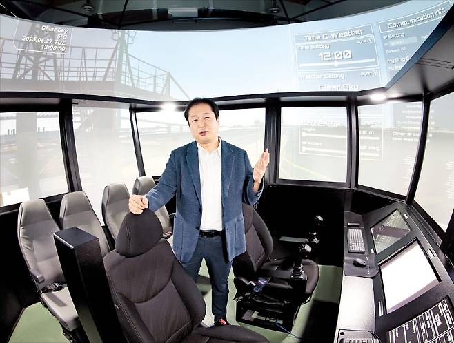 < 韓 자율운항선 미래가 이곳에 > 선박 자율운항을 구현하기 위해선 고성능 센서부터 인공지능(AI), 로봇까지 다양한 분야의 최첨단 기술이 필요하다. 임영섭 서울대 해양시스템공학연구소장이 연구소에 마련된 대형 해양 시뮬레이션 장비에서 선박 자율운항 기술을 설명하고 있다.  이솔 기자