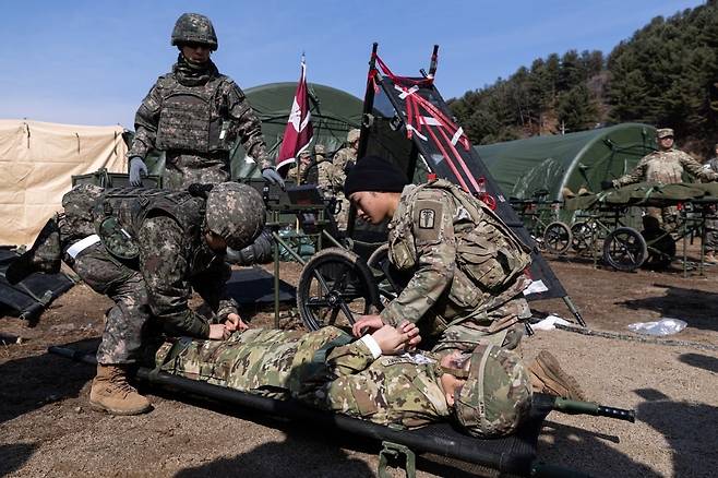 지난 3월 경기도 포천시 미8군 LTA WATKINS 훈련장에서 열린 '2025 자유의 방패 대량 사상자 발생 훈련'에 참가한 한미 군장병들이 부상자 이송 훈련을 하고 있다./ 사진=뉴스1