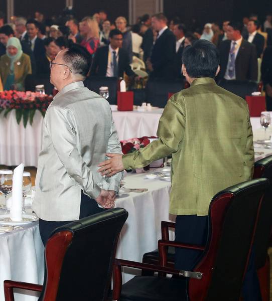 조태열 외교부 장관(오른쪽)이 2024년 7월26일 라오스 비엔티안 국립컨벤션센터에서 열린 아세안지역안보포럼(ARF) 외교장관 회의 만찬에서 리영철 주라오스 북한 대사에게 다가가 말을 걸었으나 리 대사가 외면하자 자리로 돌아가고 있다. 연합뉴스